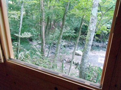 檜2_１階室内から見た川の風景